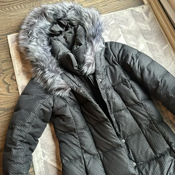 The north face size small puffer coat with fur hood. Excellent condition. - Picture 5 of 10